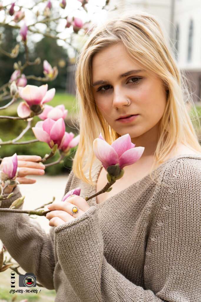 Dziewczyna przy magnoliach